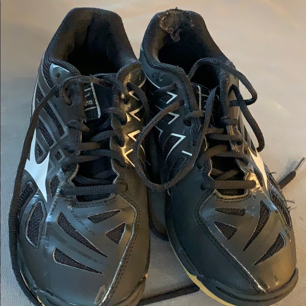 Volleyball Shoes - Picture 2 of 3